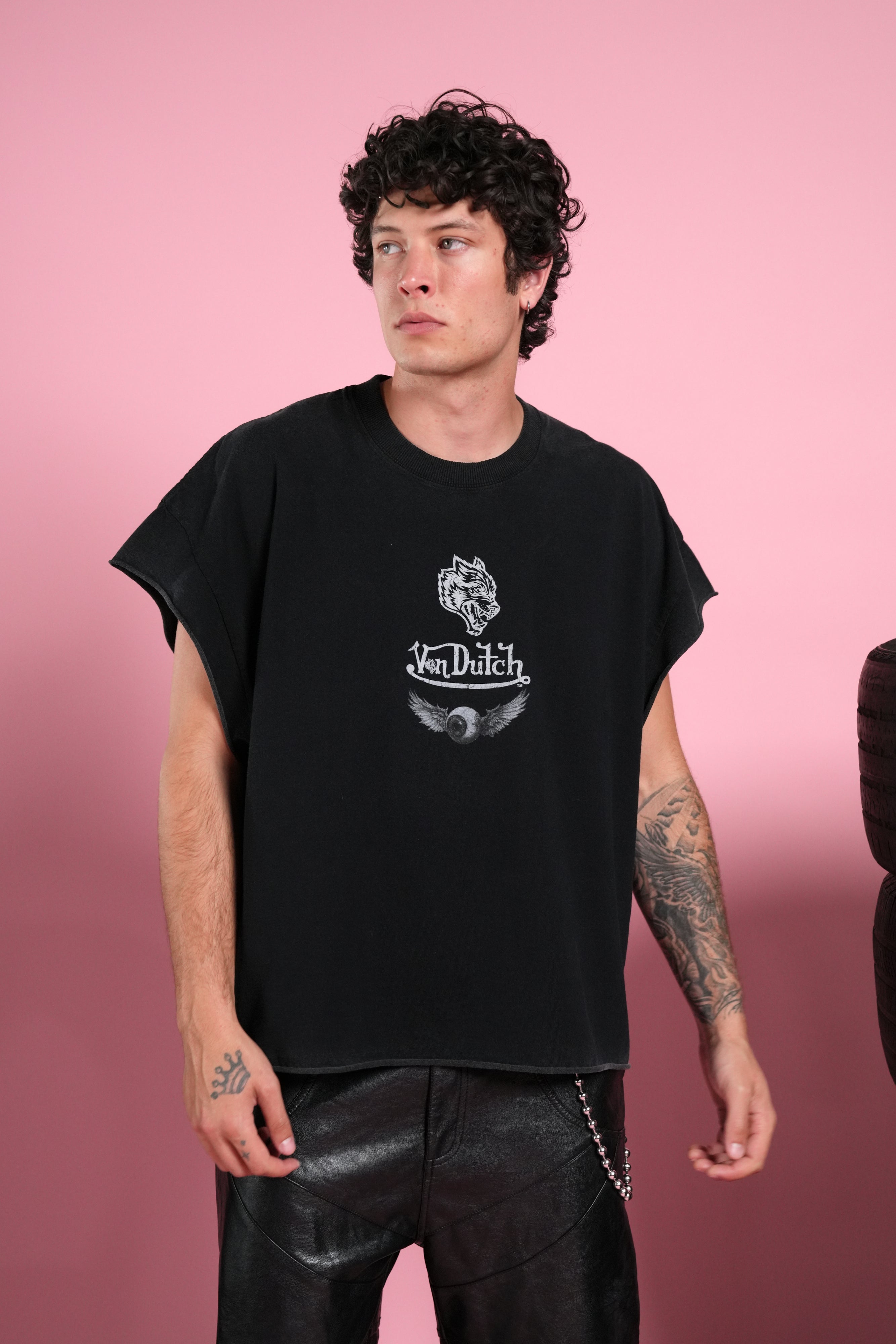 Take-Off Grunge Cut-Off Mid-Length Raw Hem Tee in Black – DarcSport