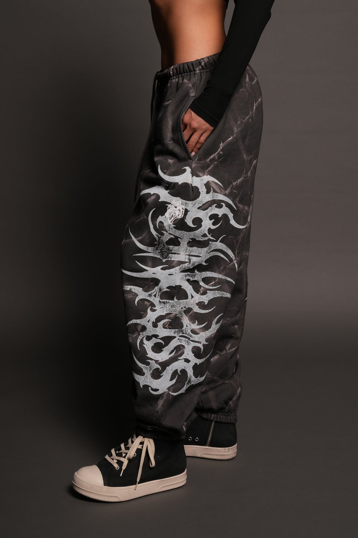 Ssddnfgu Hesh Lightweight Lounger Sweat Pants In Darc Thorns