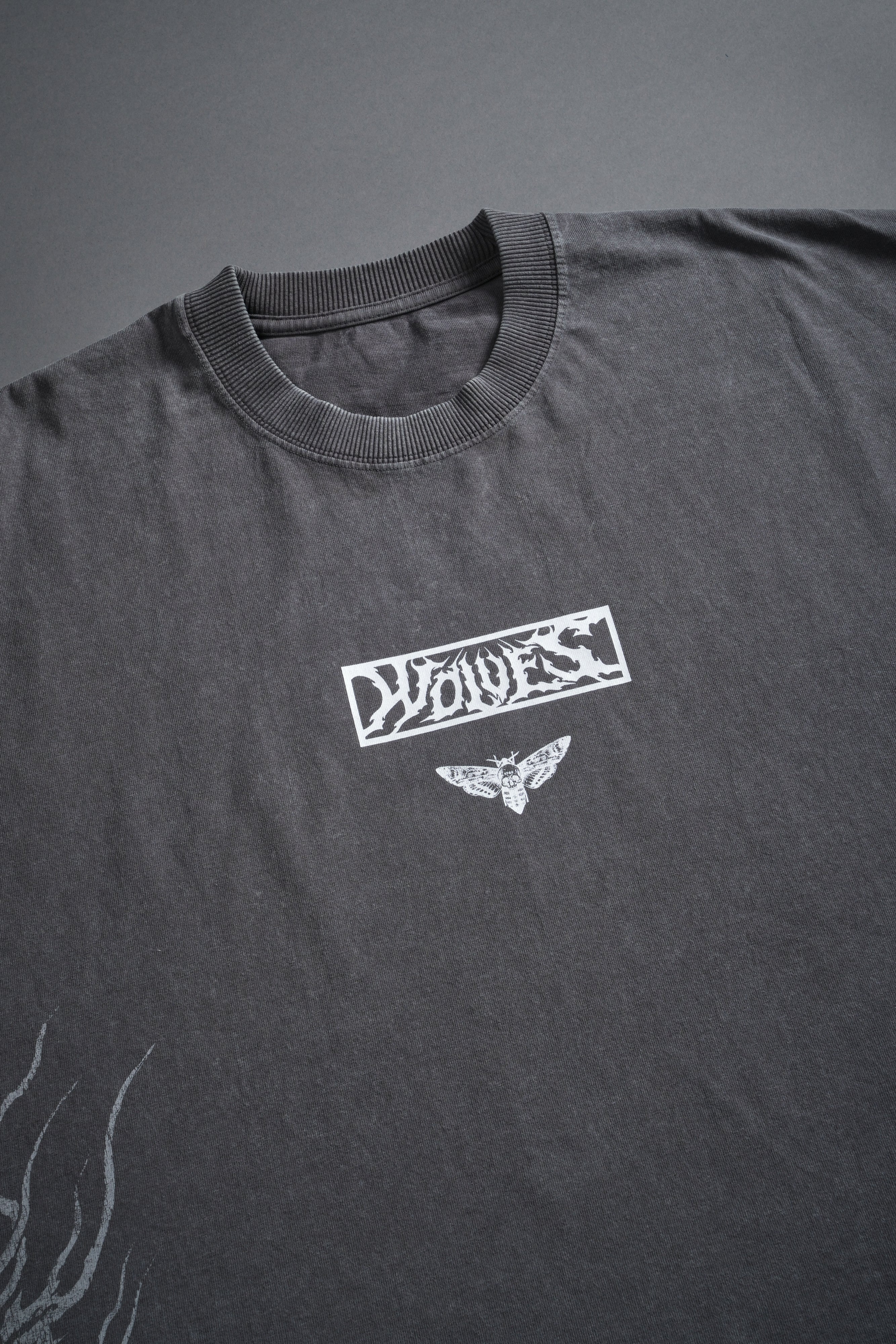 Death's-Head Grunge Cut-Off Mid Length Raw Hem Tee in Slate Gray