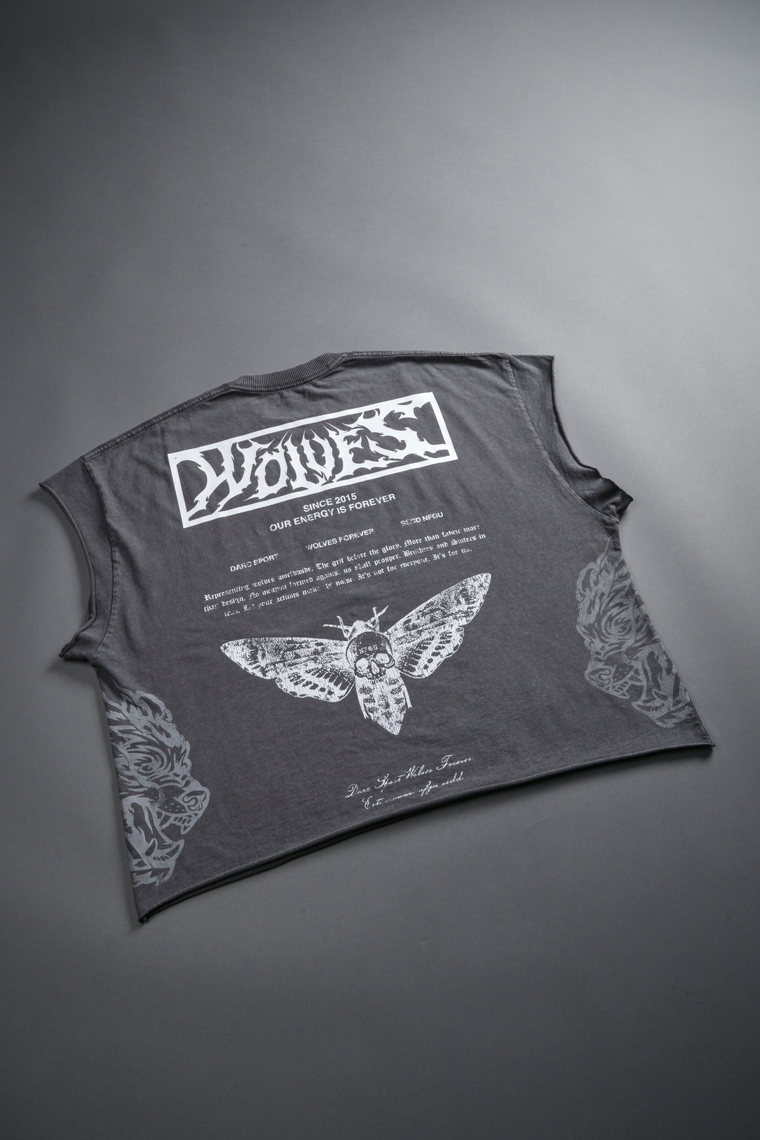 Death's-Head Grunge Cut-Off Mid Length Raw Hem Tee in Slate Gray