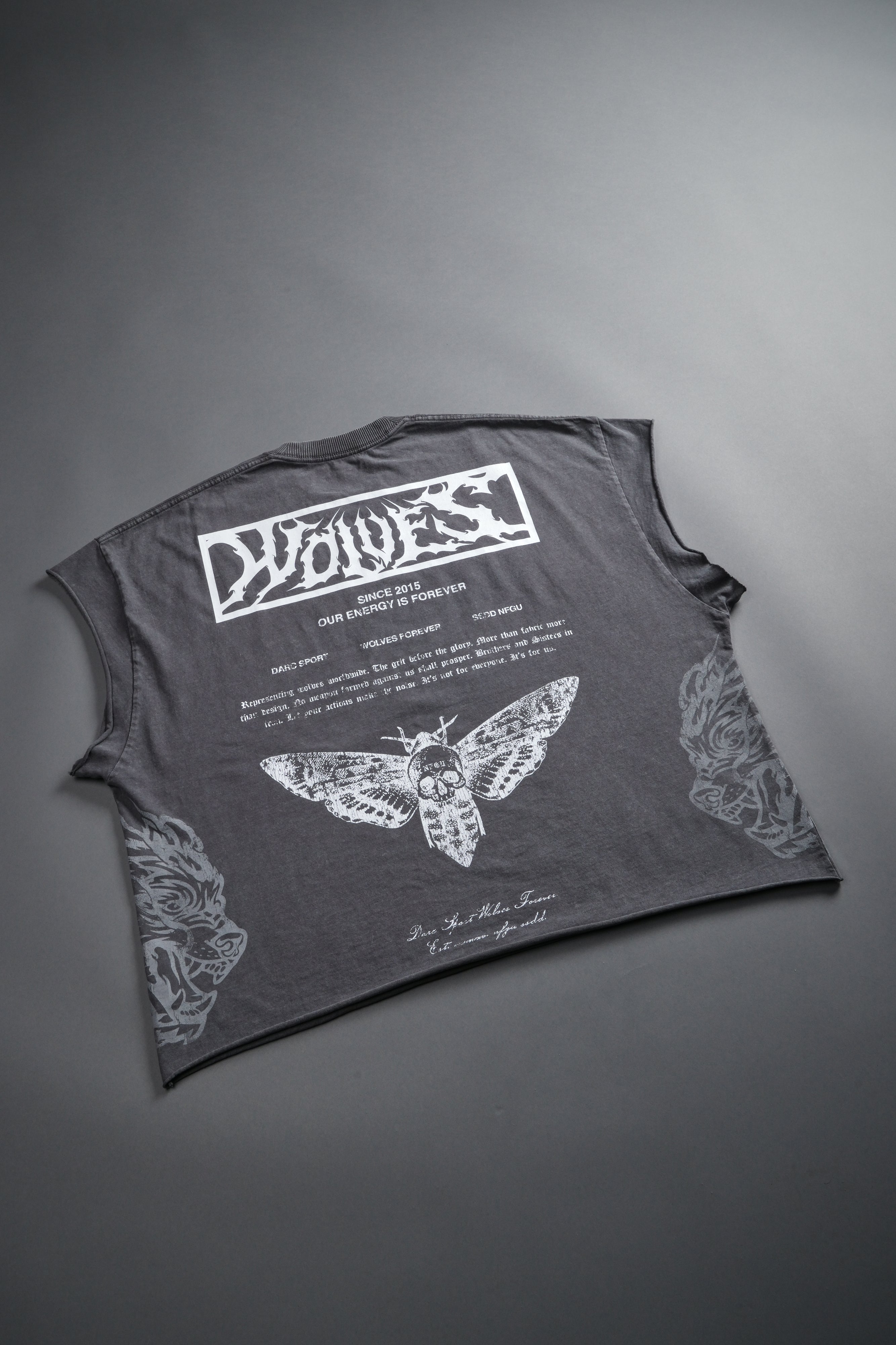Death's-Head Grunge Cut-Off Mid Length Raw Hem Tee in Slate Gray