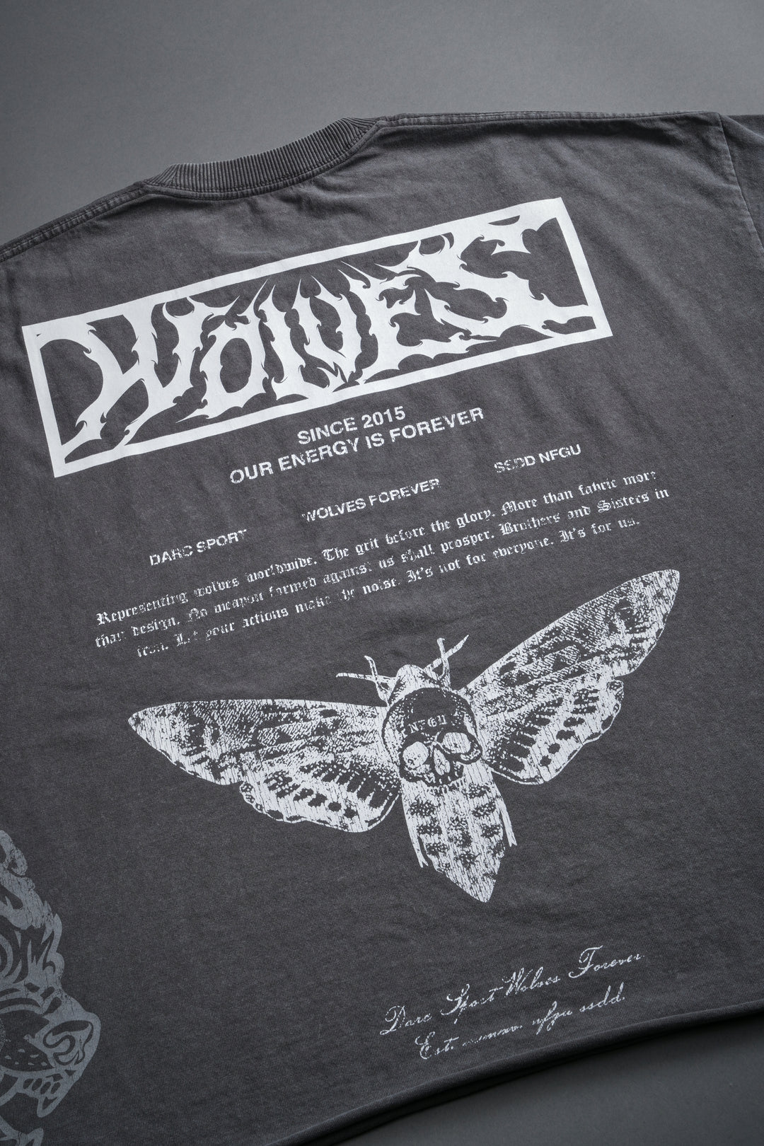 Death's-Head Grunge Cut-Off Mid Length Raw Hem Tee in Slate Gray