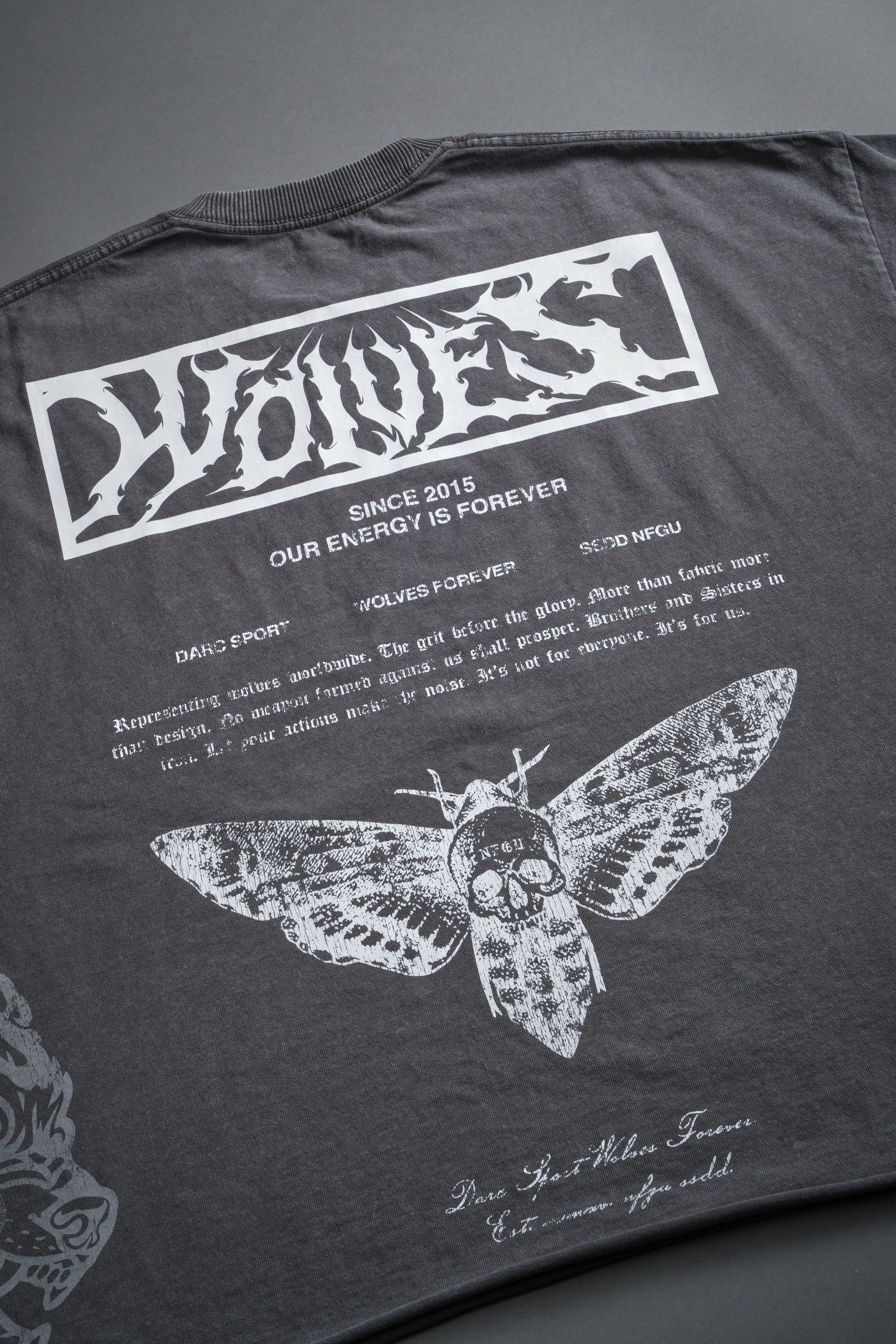 Death's-Head Grunge Cut-Off Mid Length Raw Hem Tee in Slate Gray