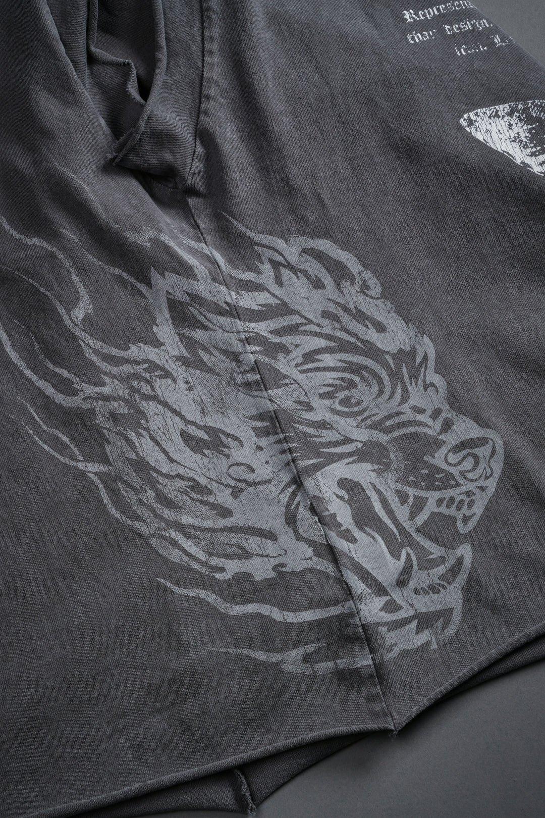Death's-Head Grunge Cut-Off Mid Length Raw Hem Tee in Slate Gray