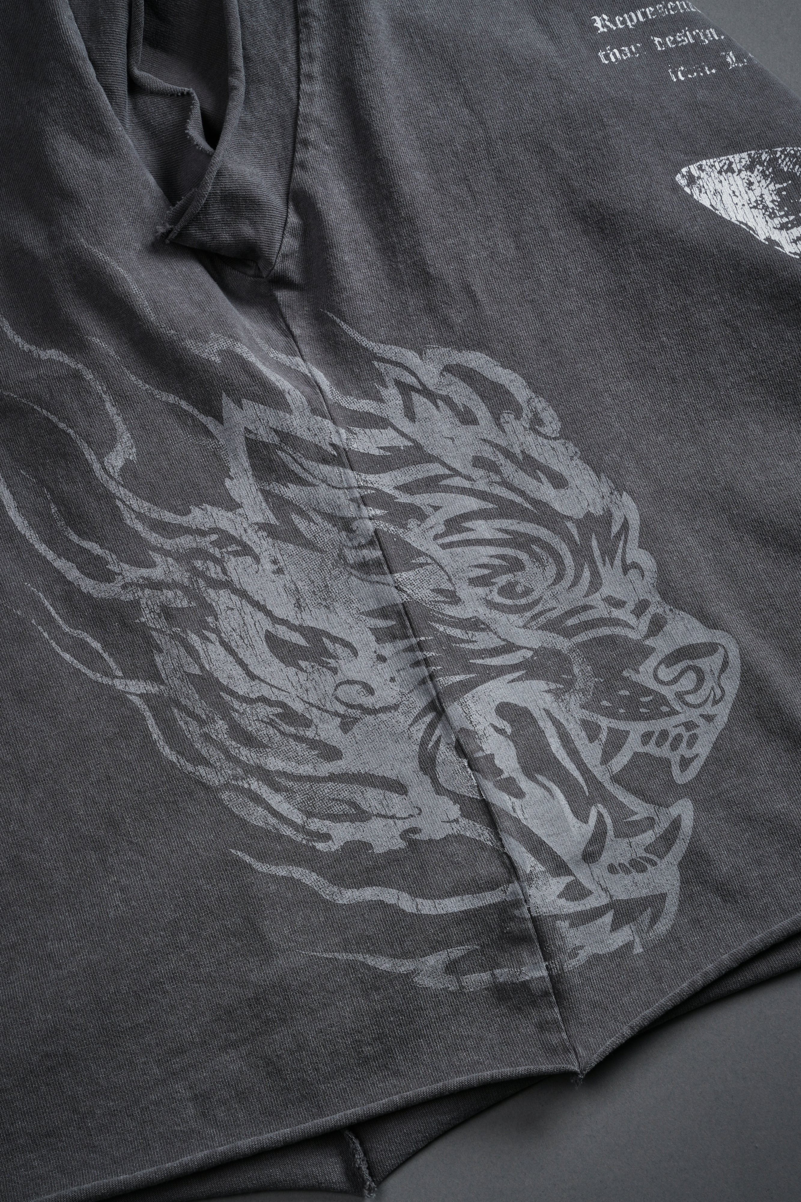 Death's-Head Grunge Cut-Off Mid Length Raw Hem Tee in Slate Gray