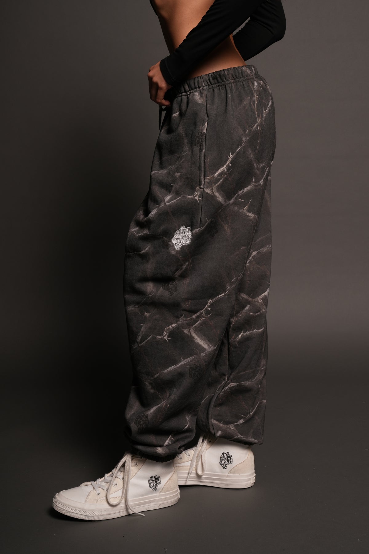 Dual Wolf Lightweight Lounger Sweat Pants In Darc Thorns