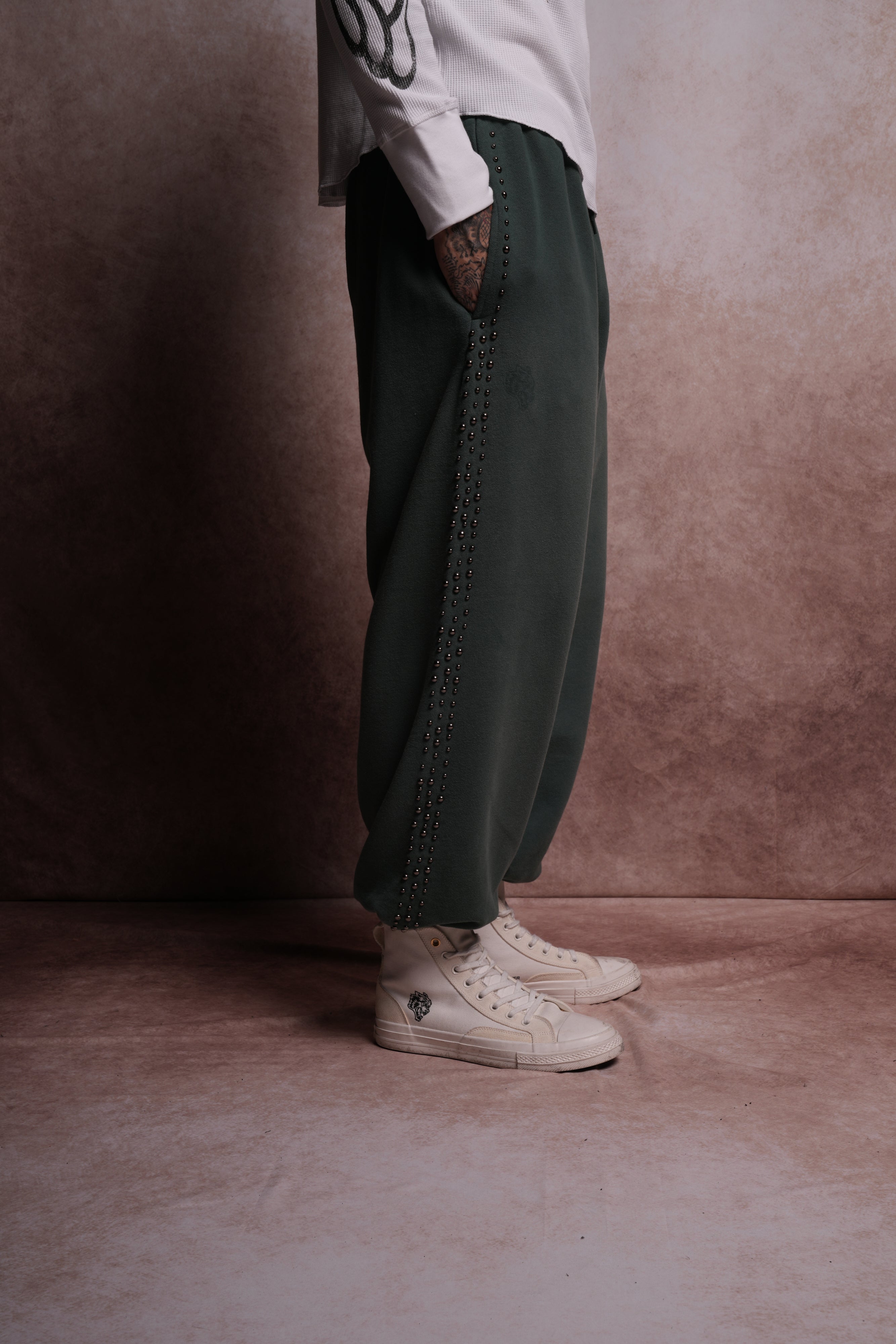 ダルクスポーツ　Dual Stud Lounger Sweat Pants Dual Stud Lounger Sweat Pants in Norse Green Horizon Sun