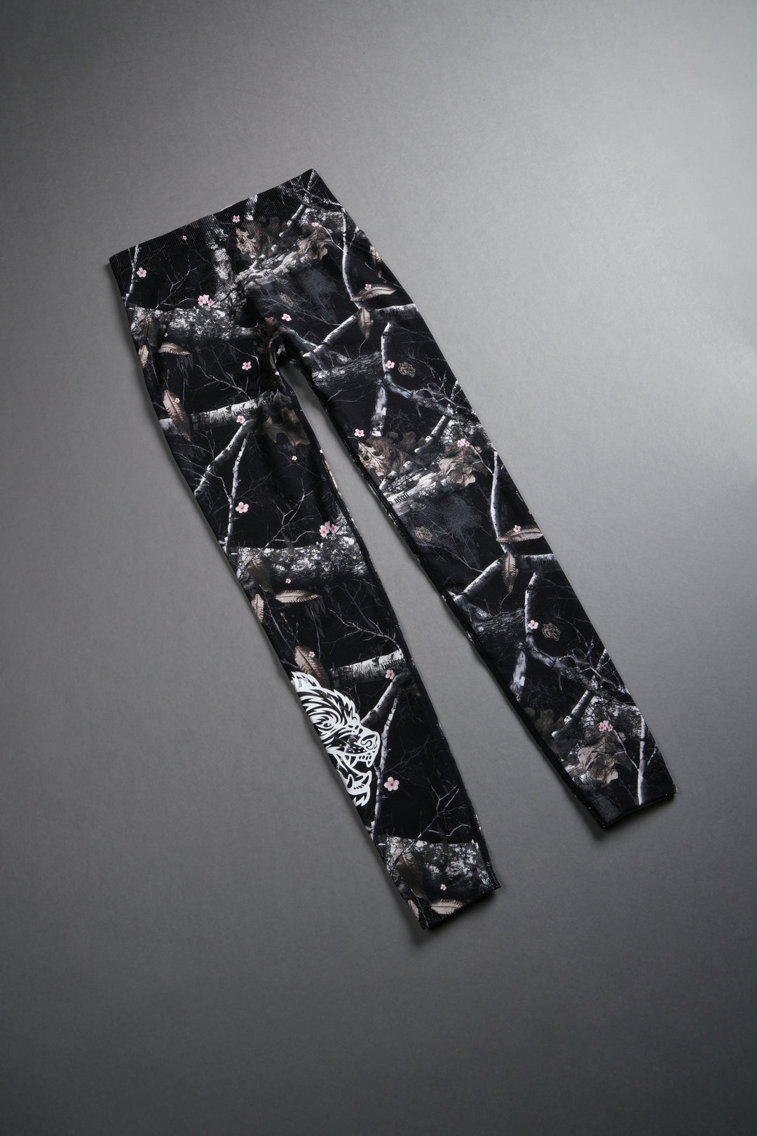 Big Wolf "Everson Seamless" Huxley Scrunch Leggings in Darc Blossom Woodland Camo