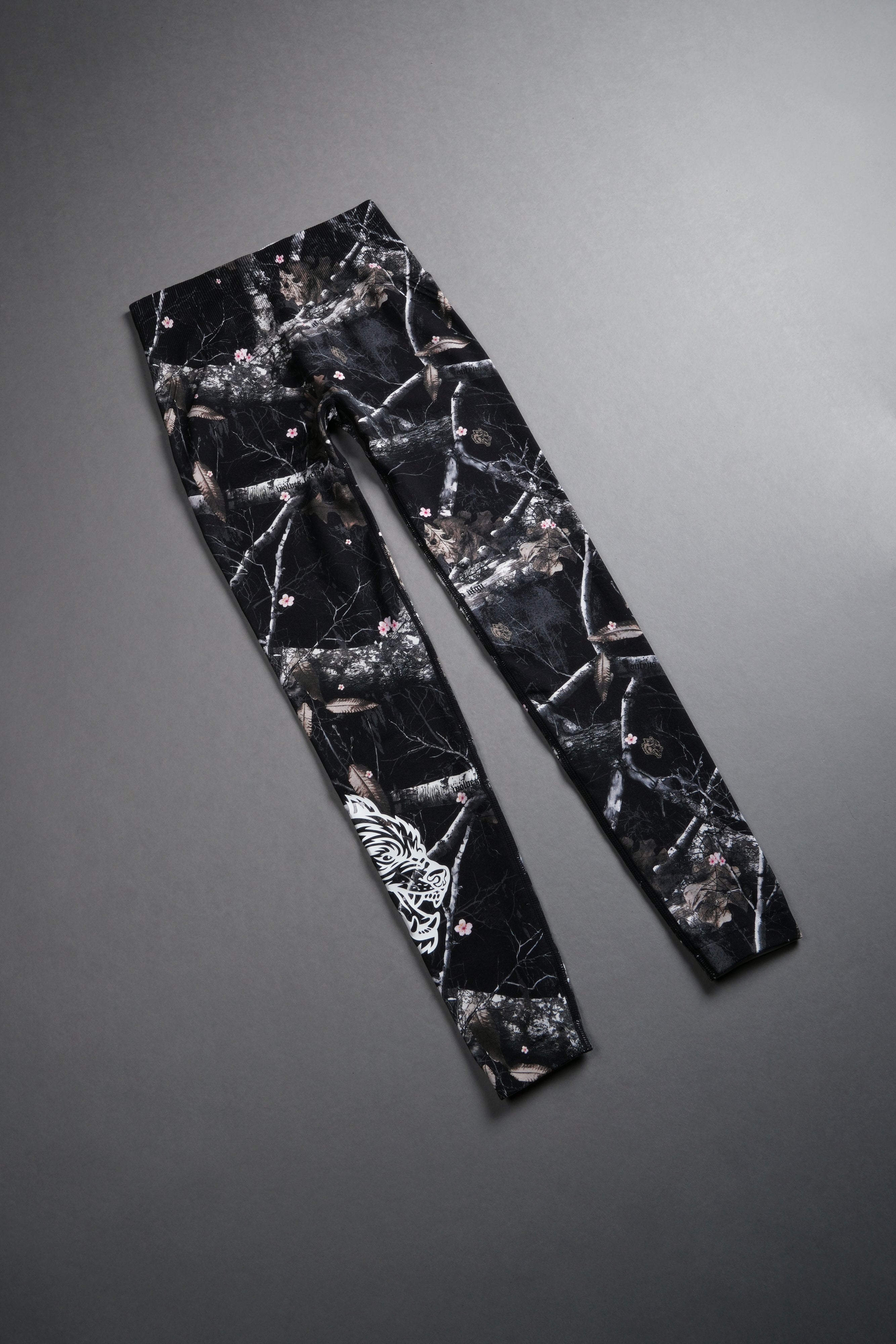 Big Wolf "Everson Seamless" Huxley Scrunch Leggings in Darc Blossom Woodland Camo