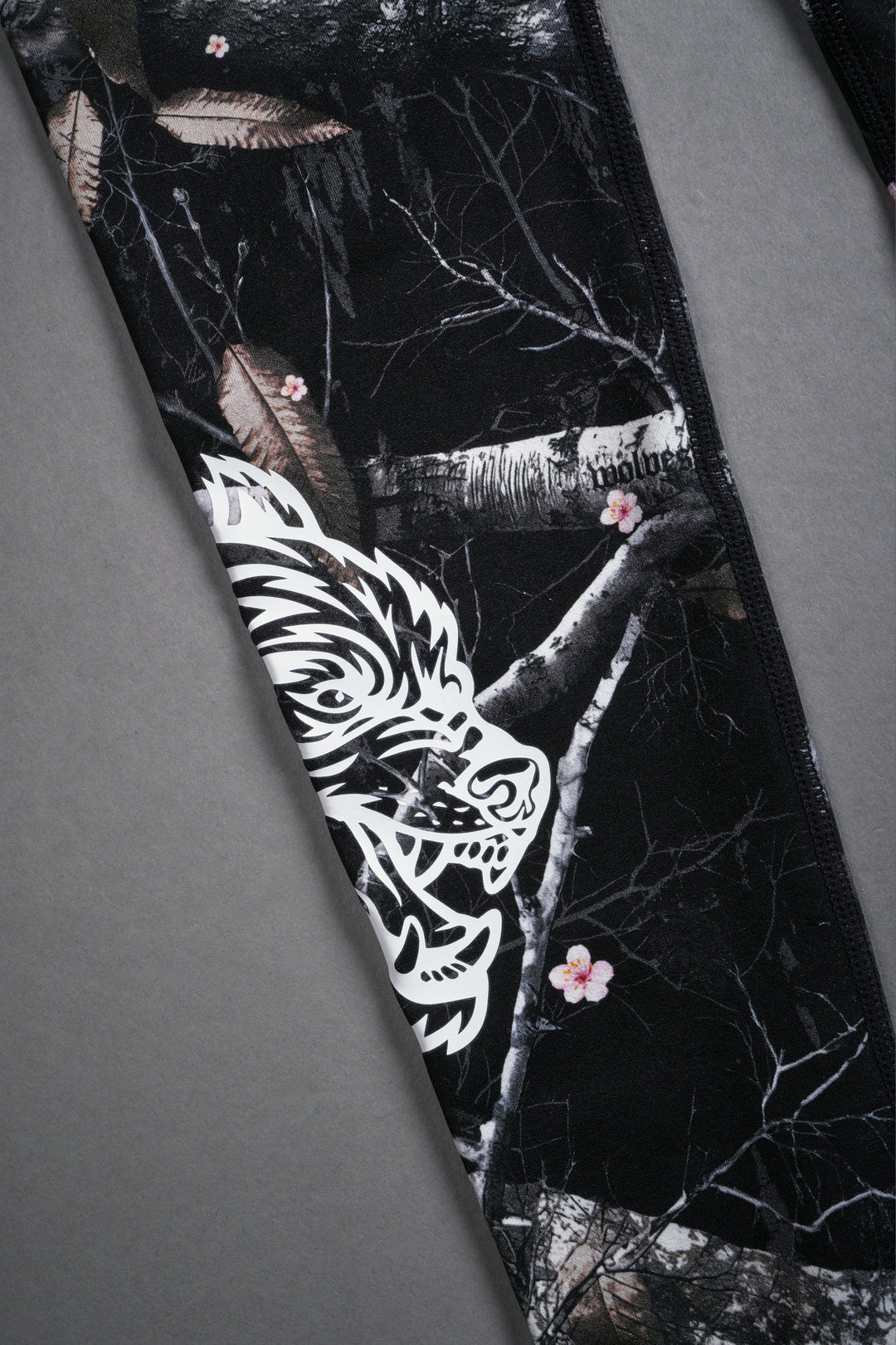 Big Wolf "Everson Seamless" Huxley Scrunch Leggings in Darc Blossom Woodland Camo