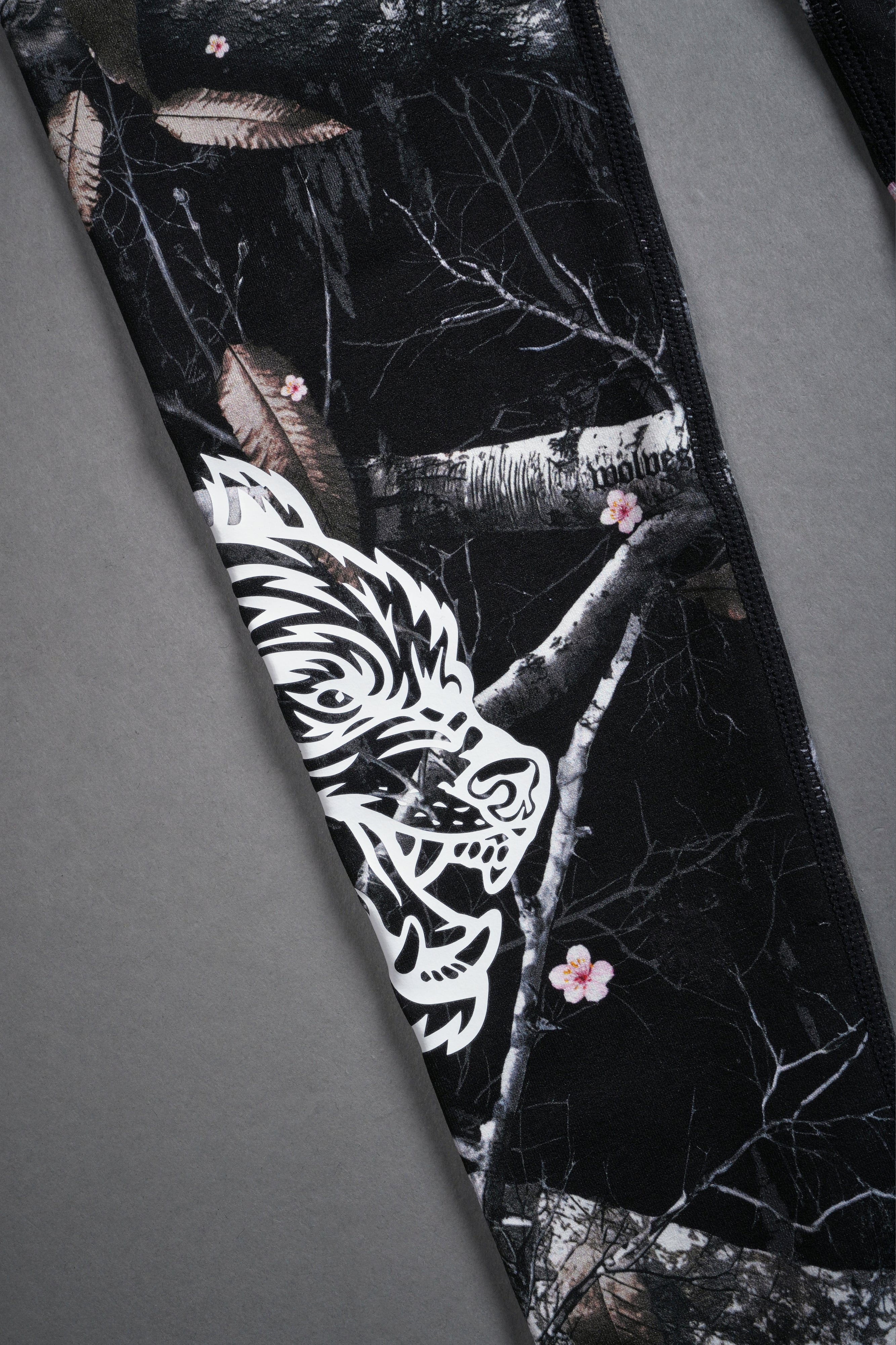 Big Wolf "Everson Seamless" Huxley Scrunch Leggings in Darc Blossom Woodland Camo