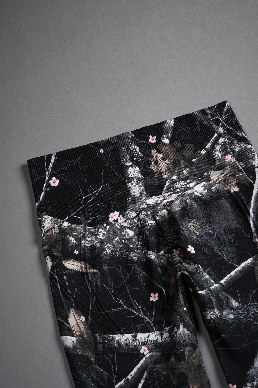 Big Wolf "Everson Seamless" Huxley Scrunch Leggings in Darc Blossom Woodland Camo