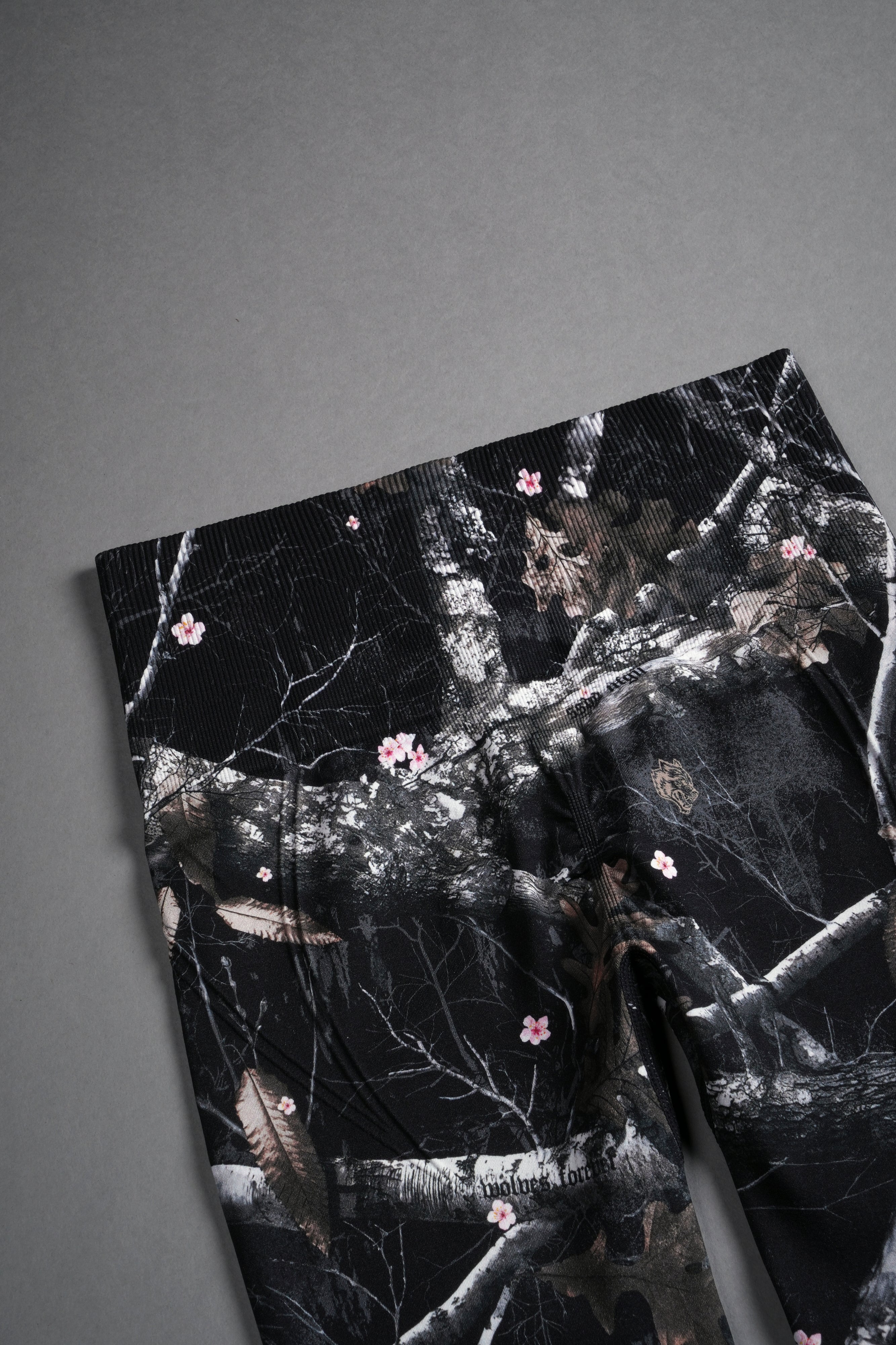 Big Wolf "Everson Seamless" Huxley Scrunch Leggings in Darc Blossom Woodland Camo