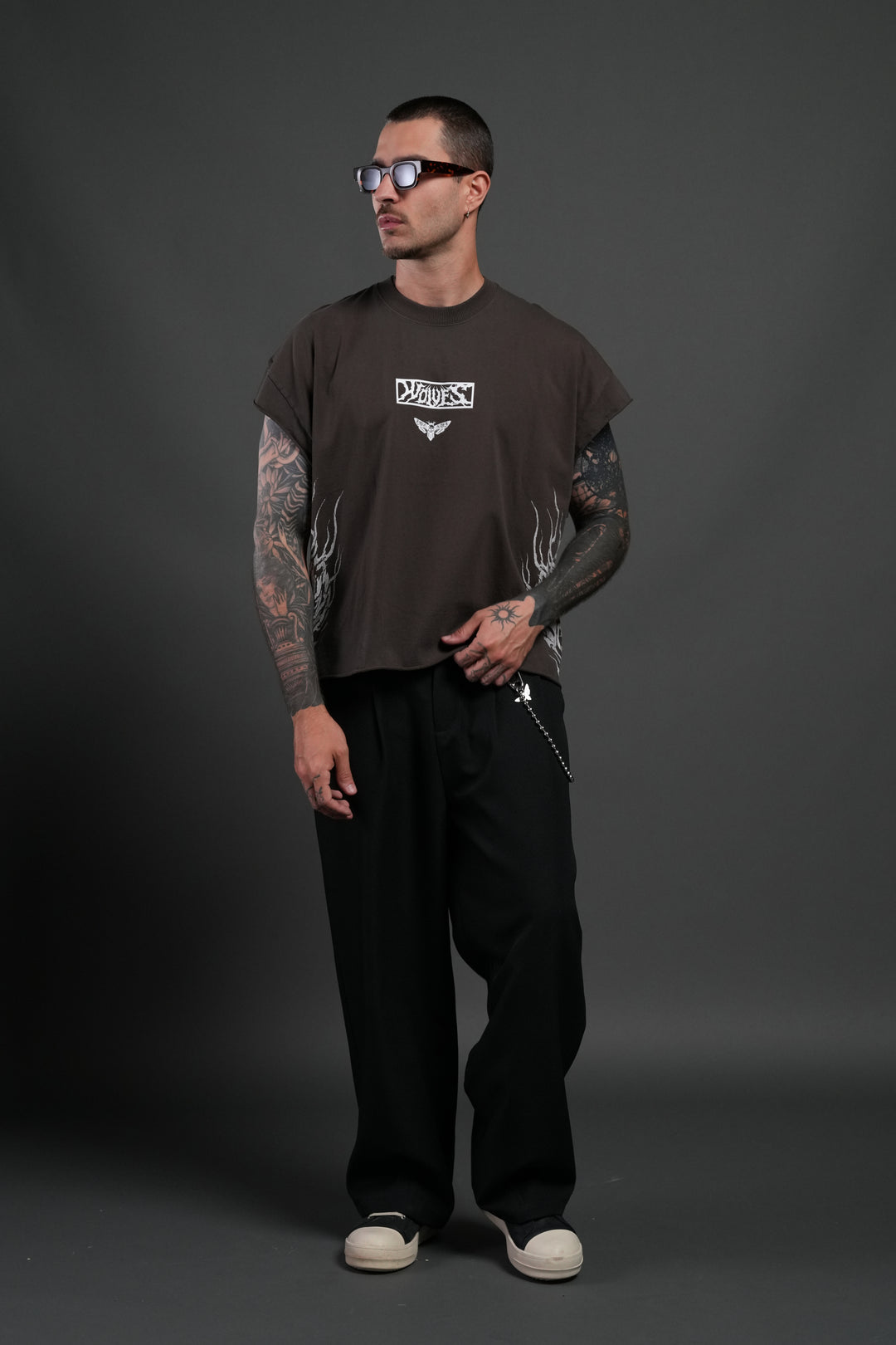 Death's-Head Grunge Cut-Off Mid Length Raw Hem Tee in Darc Brown Drift Wash