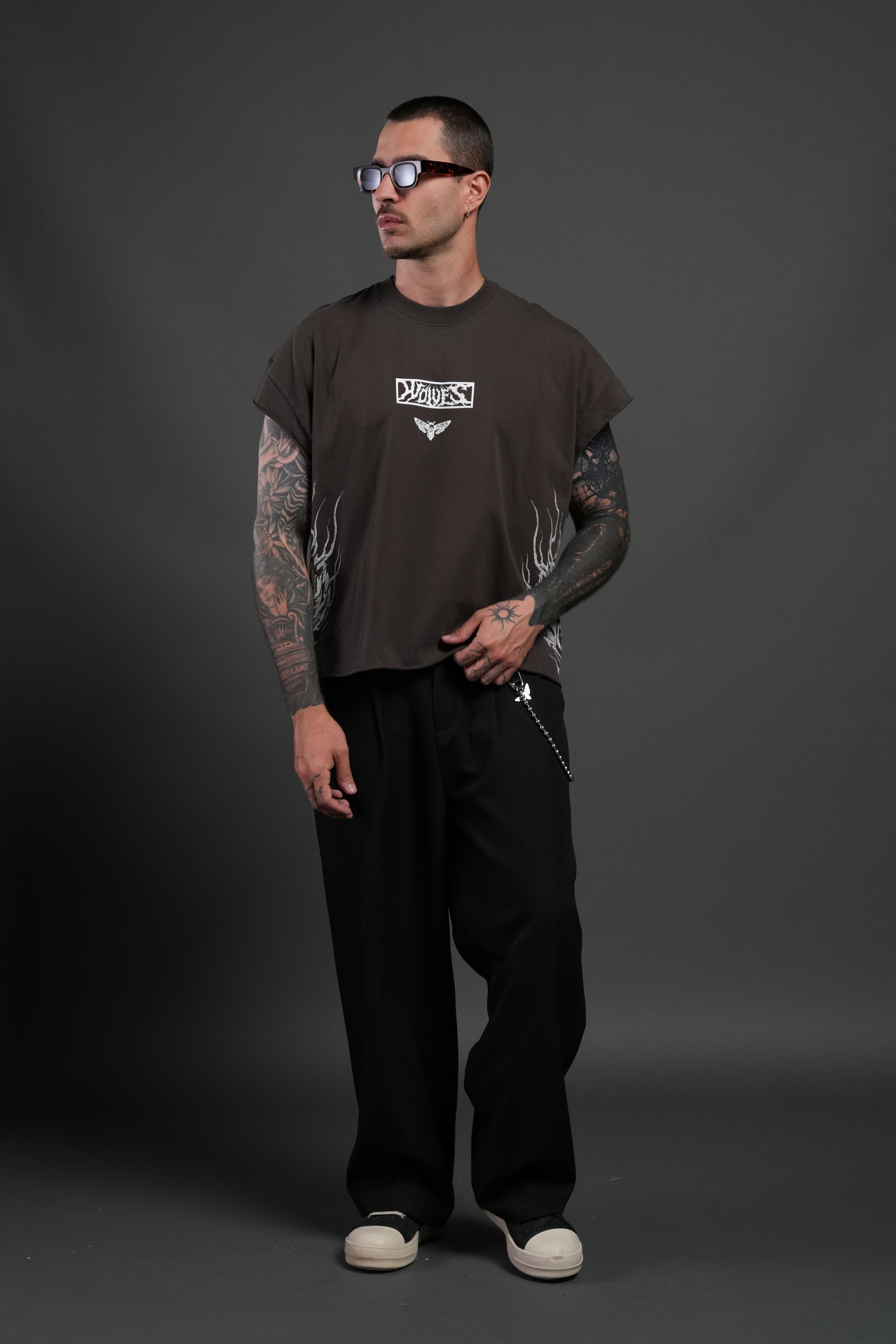 Death's-Head Grunge Cut-Off Mid Length Raw Hem Tee in Darc Brown Drift Wash