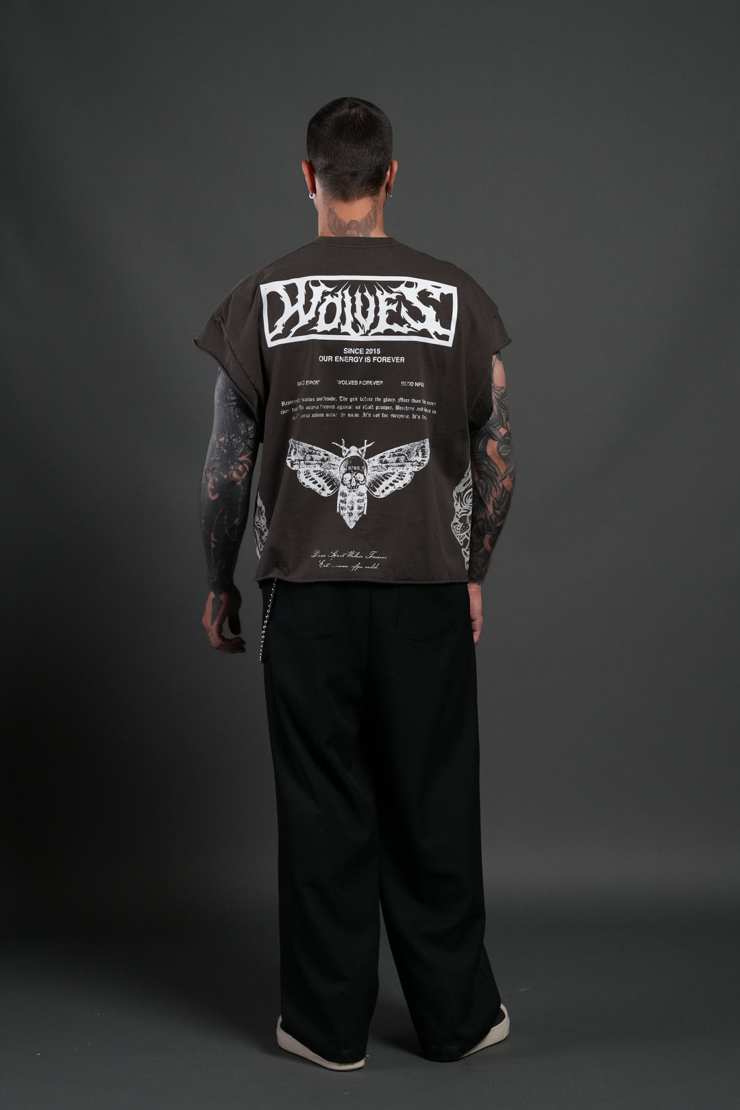 Death's-Head Grunge Cut-Off Mid Length Raw Hem Tee in Darc Brown Drift Wash