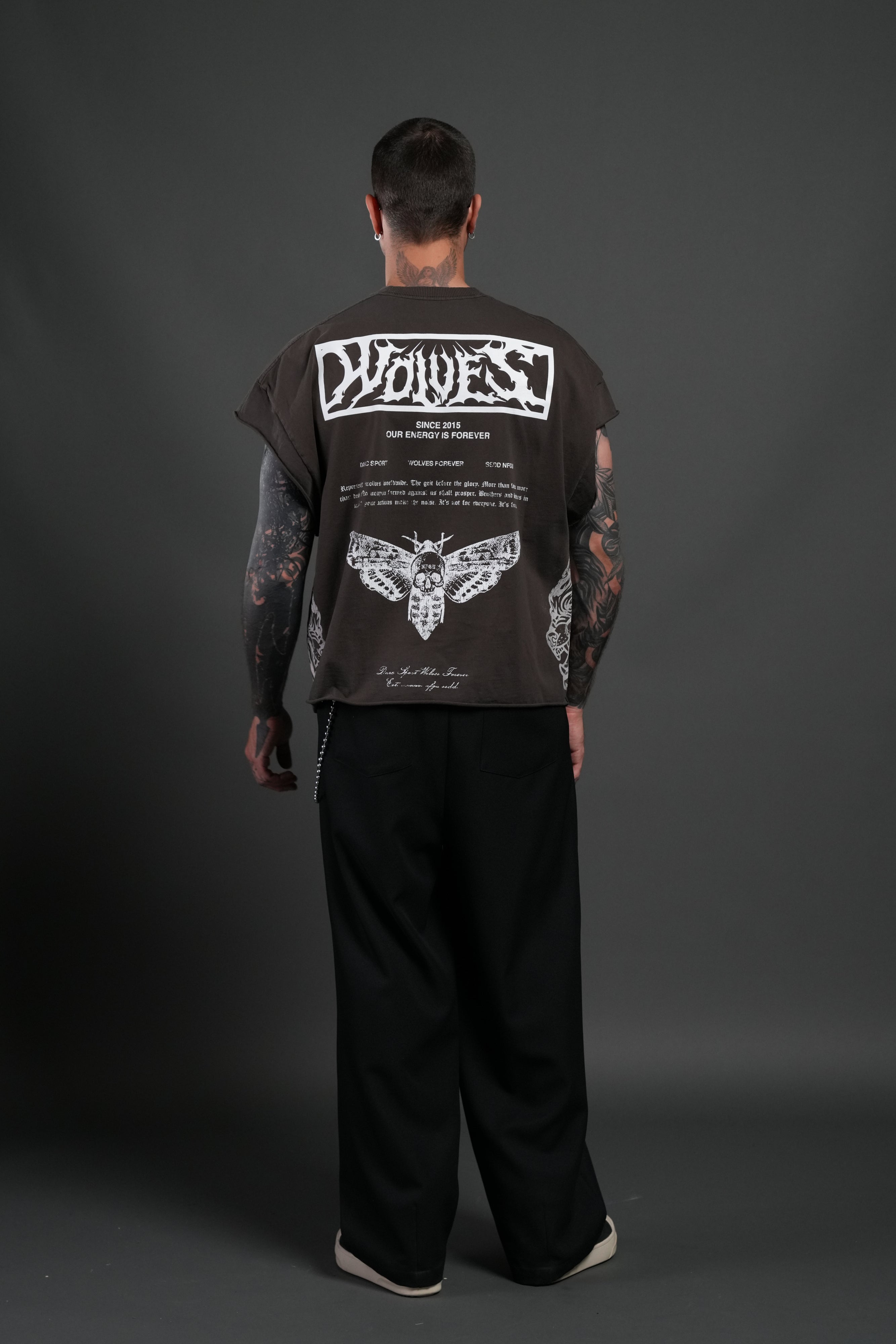 Death's-Head Grunge Cut-Off Mid Length Raw Hem Tee in Darc Brown Drift Wash