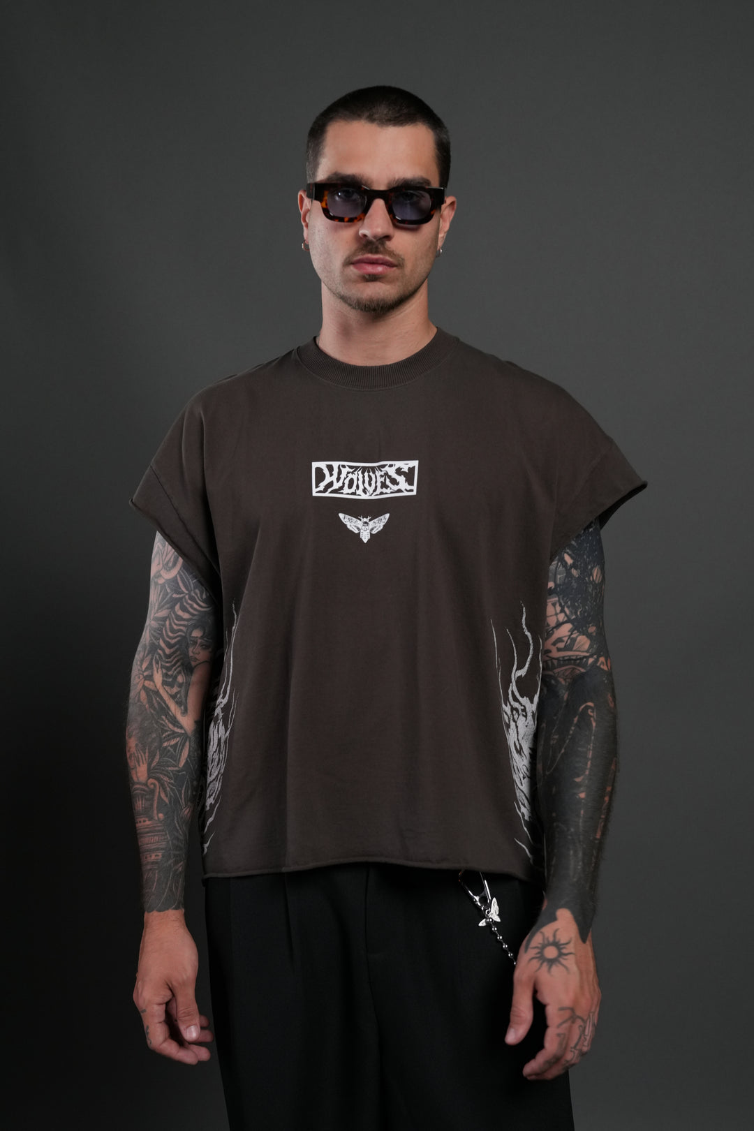 Death's-Head Grunge Cut-Off Mid Length Raw Hem Tee in Darc Brown Drift Wash