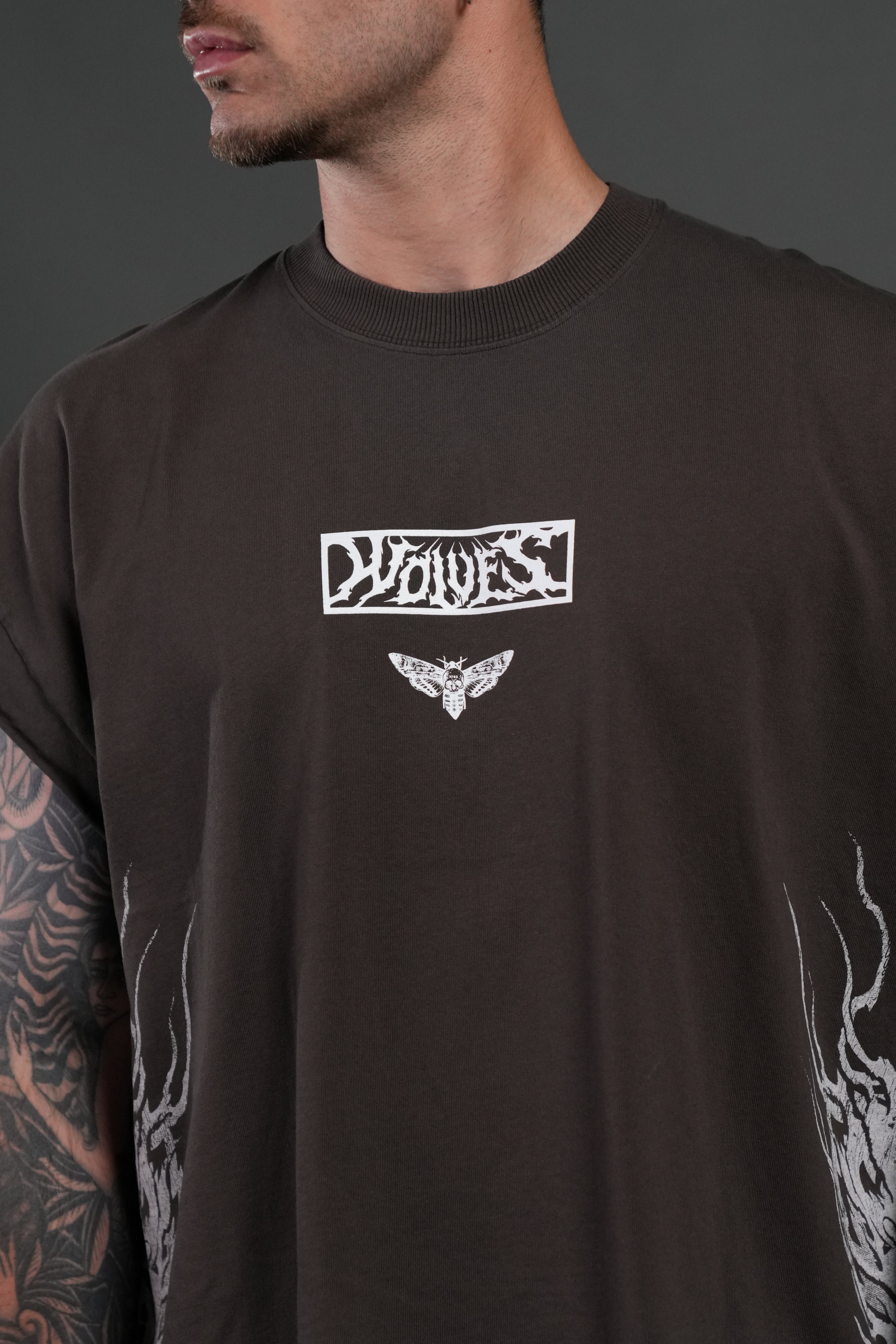 Death's-Head Grunge Cut-Off Mid Length Raw Hem Tee in Darc Brown Drift Wash