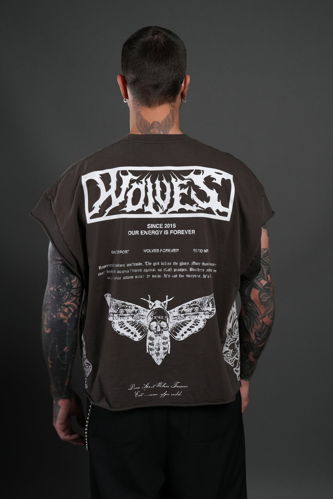 Death's-Head Grunge Cut-Off Mid Length Raw Hem Tee in Darc Brown Drift Wash
