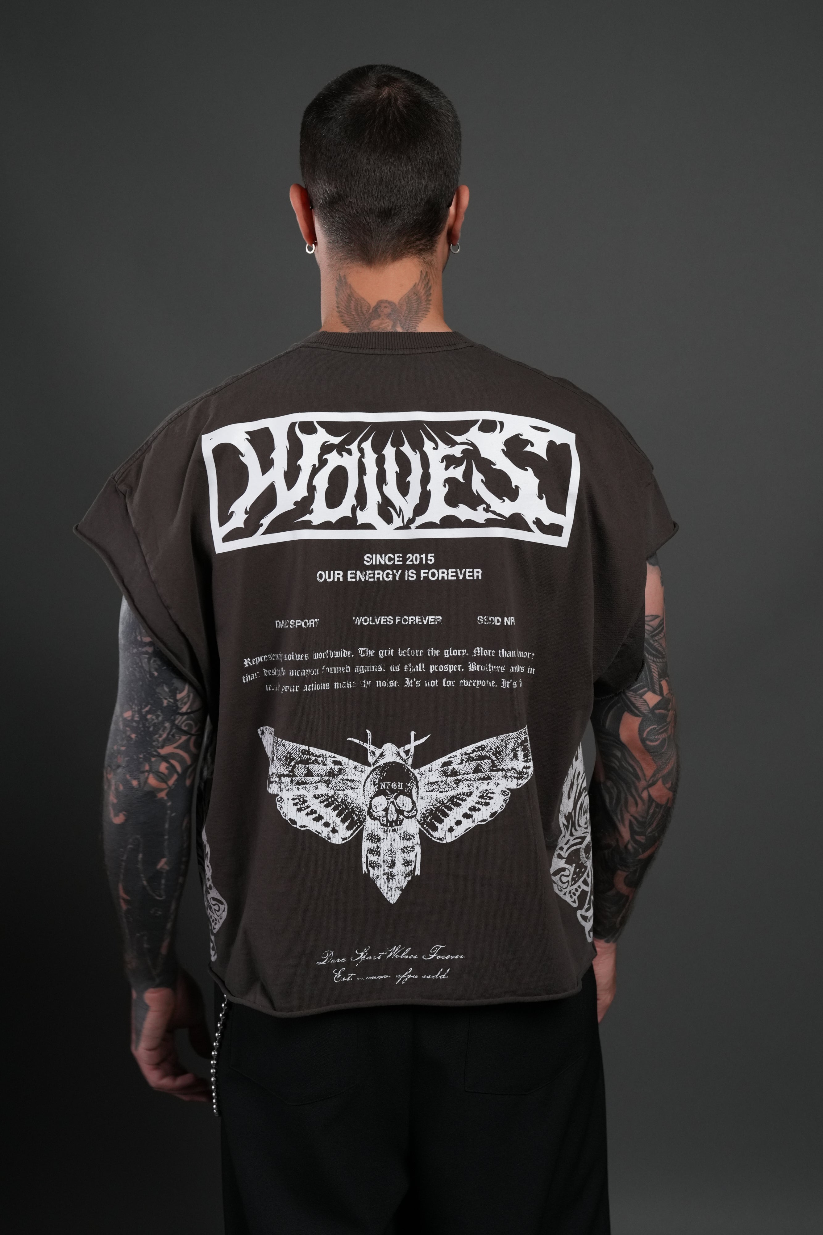 Death's-Head Grunge Cut-Off Mid Length Raw Hem Tee in Darc Brown Drift Wash
