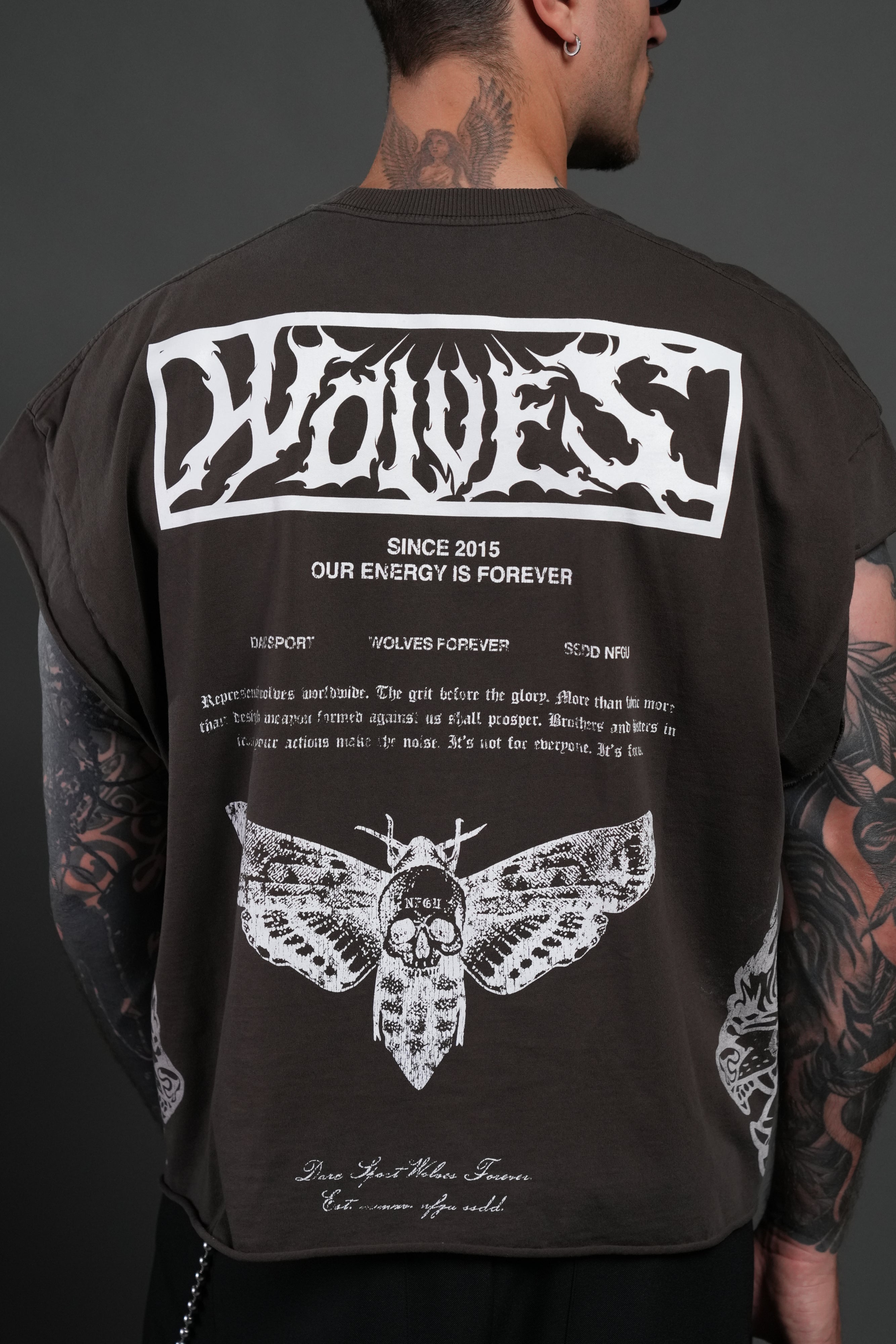 Death's-Head Grunge Cut-Off Mid Length Raw Hem Tee in Darc Brown Drift Wash