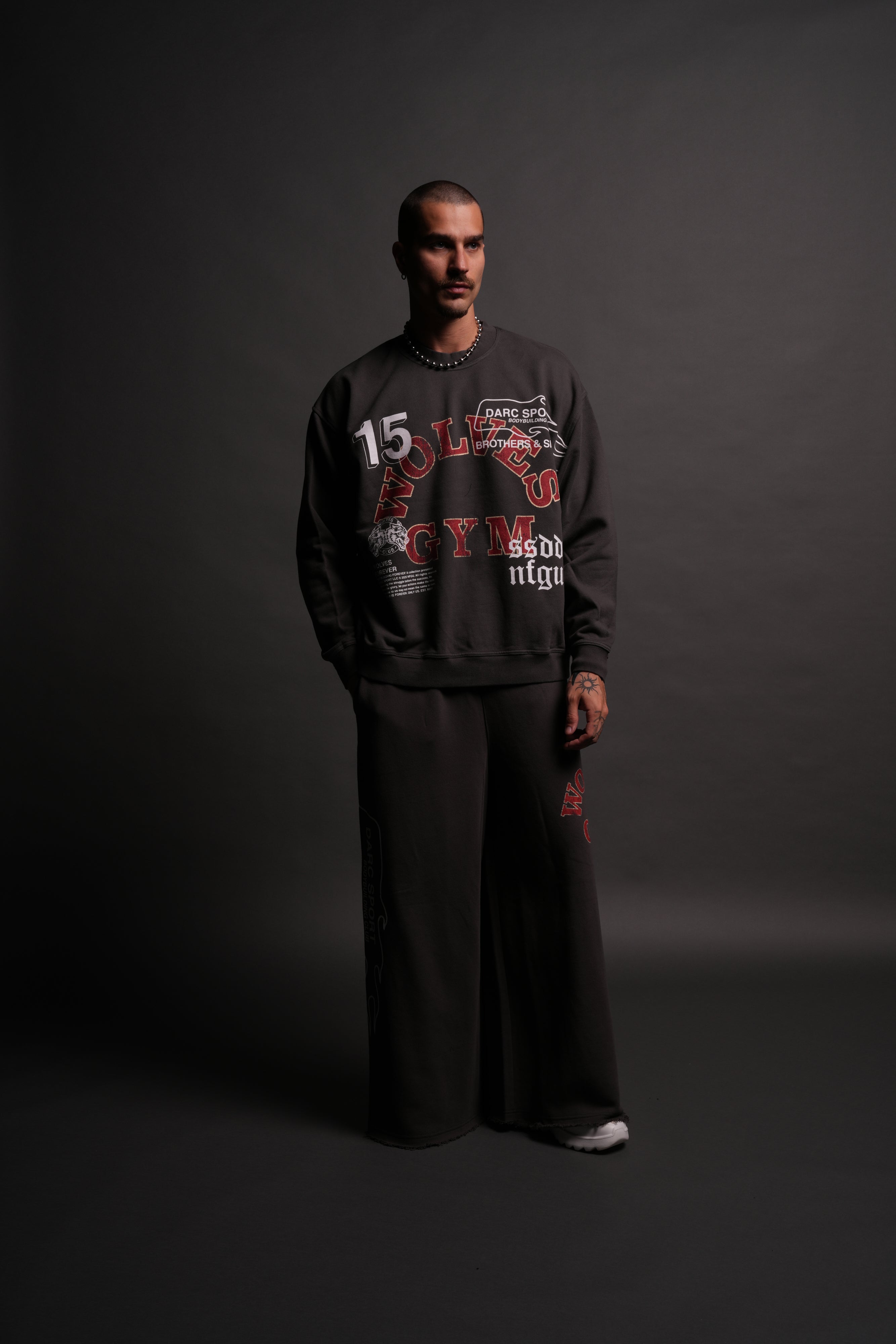 Wolves Gym V2 Grunge Oversized London Crewneck in Wolf Gray