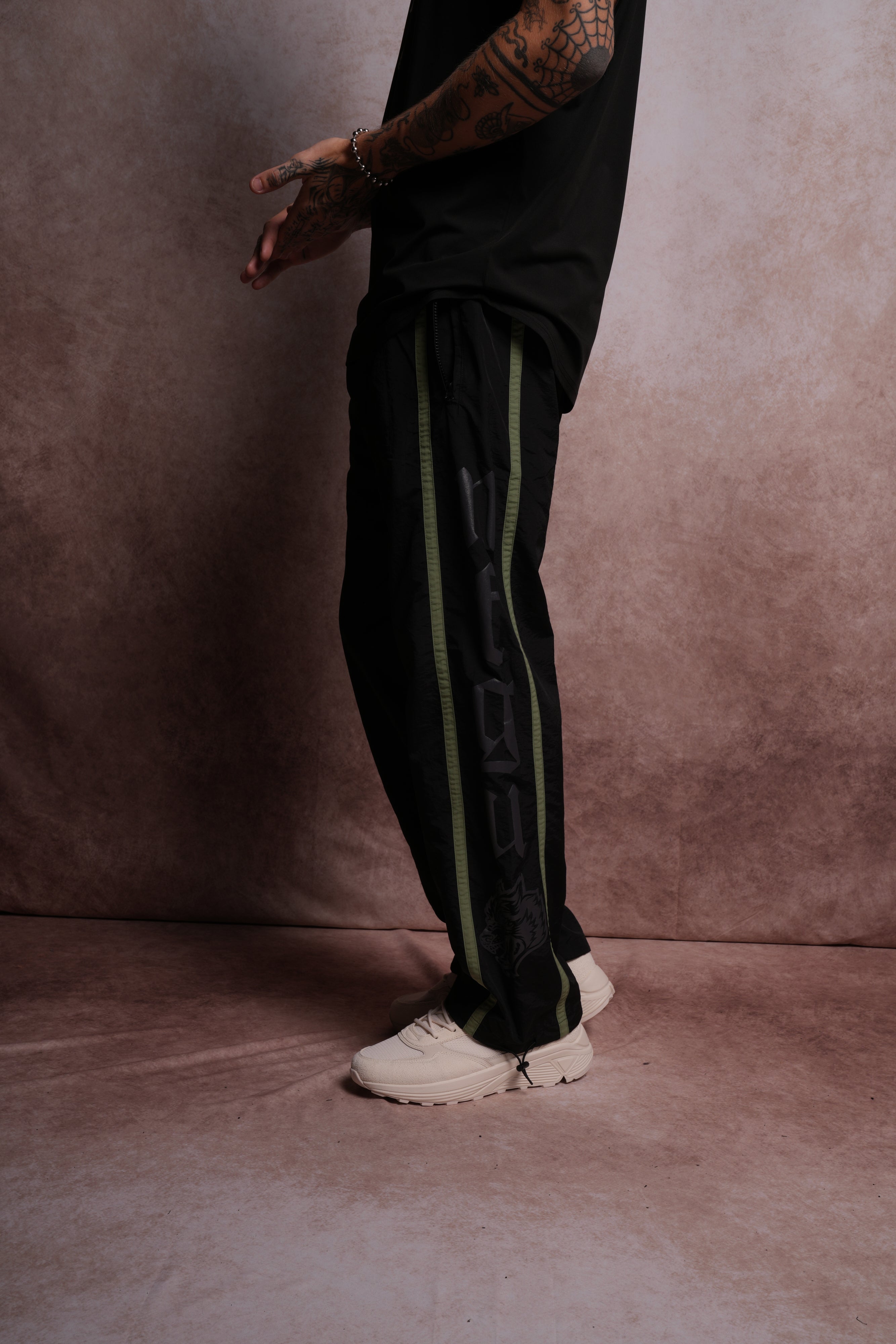 SSDDNFGU Remind Track Pants in Black/Norse Green