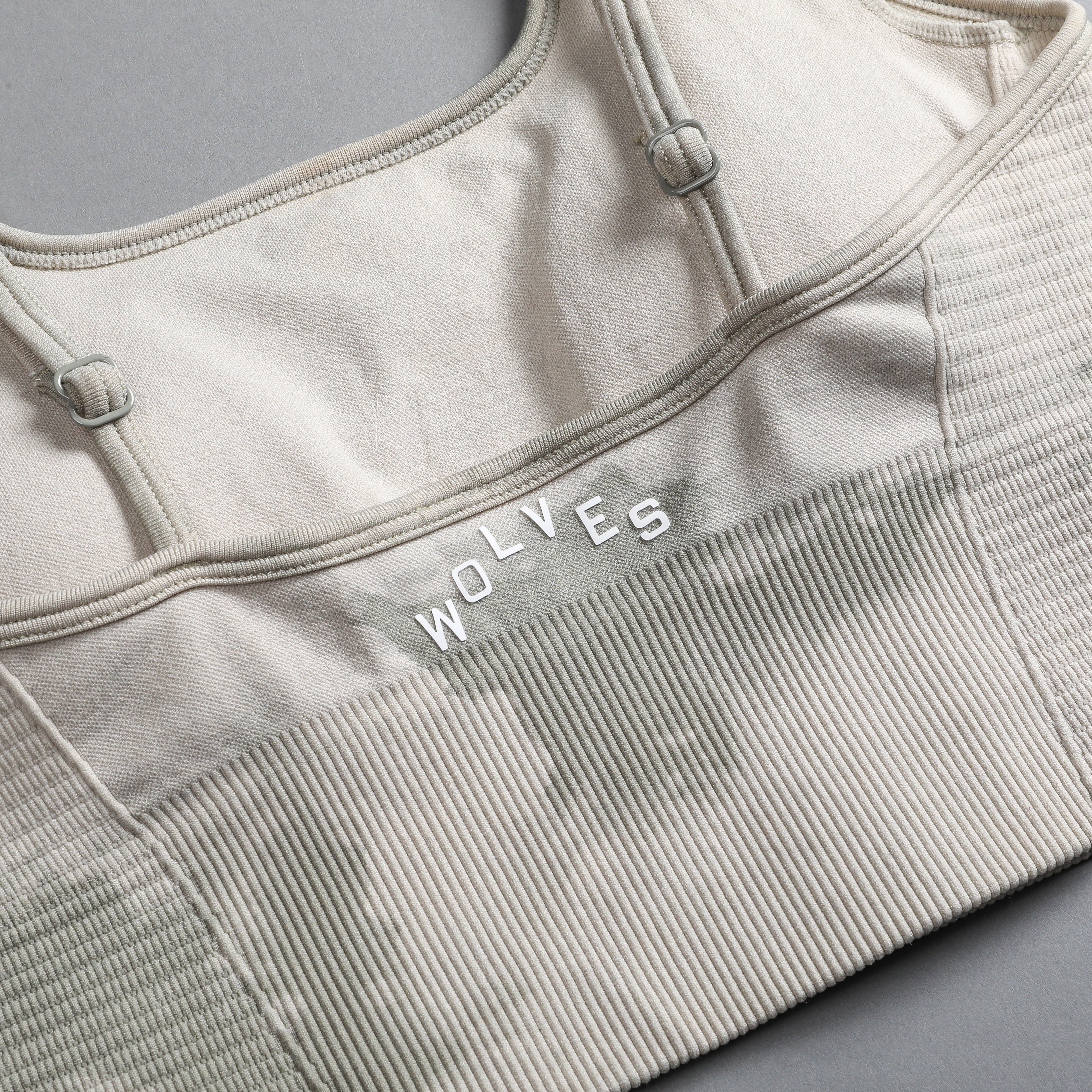 Pyramid V2 "Everson Seamless" Valencourt Bra in Cactus Gray Ghost Clouds