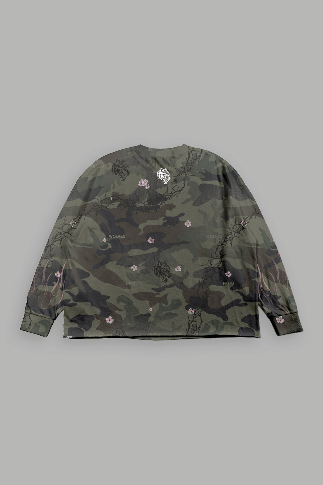 Darc Blossom Grunge Mid Length Raw Hem Ls Tee in Warrior In A Garden Green Camo
