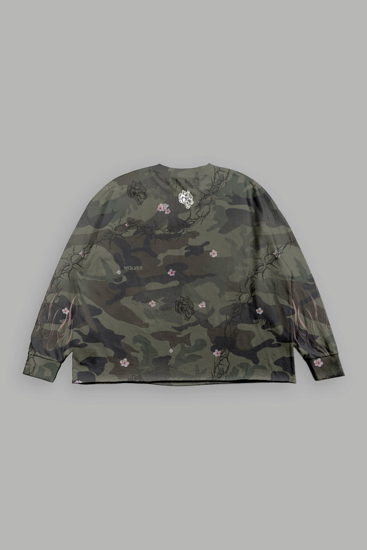 Darc Blossom Grunge Mid Length Raw Hem Ls Tee in Warrior In A Garden Green Camo