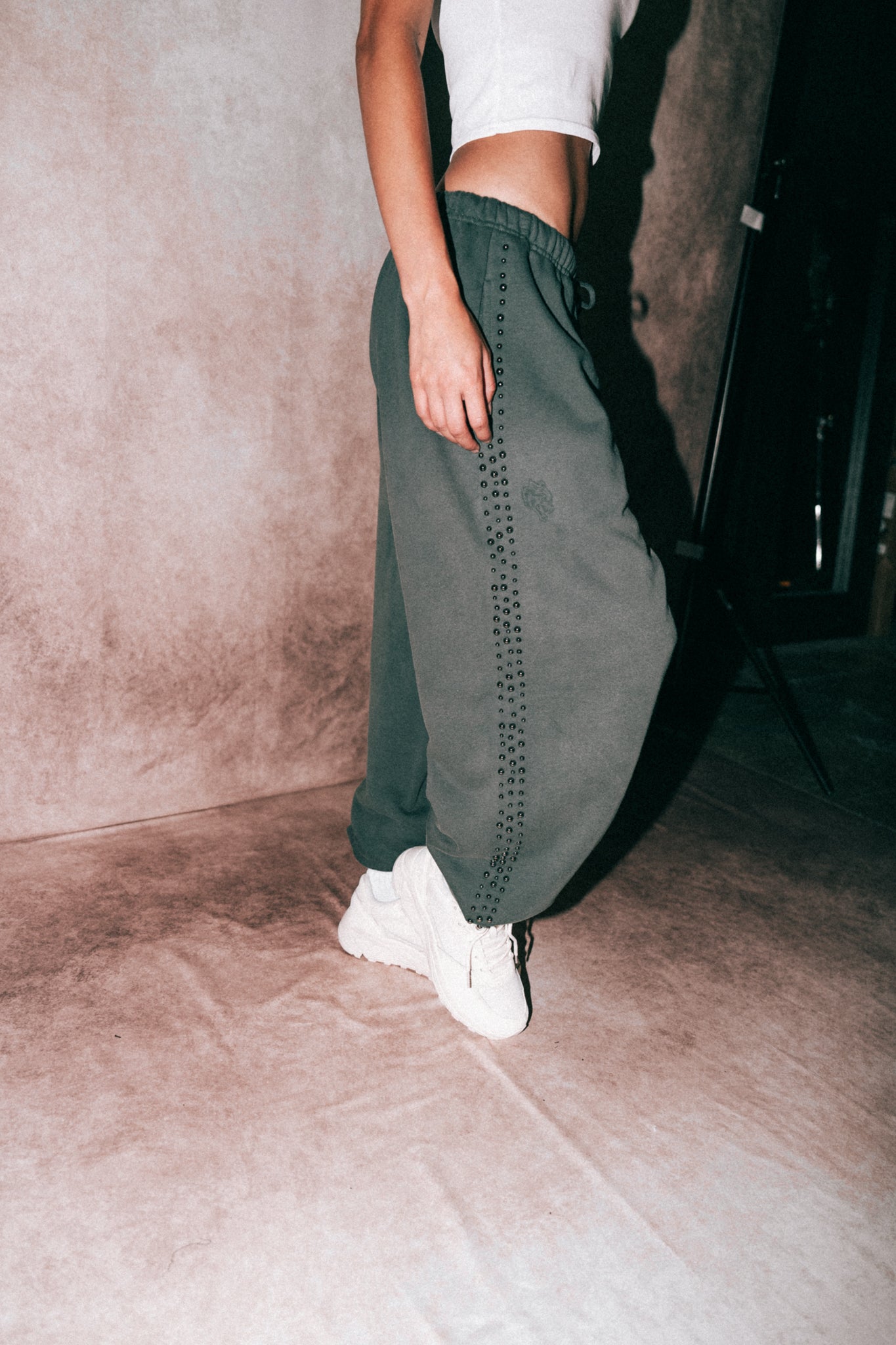 ダルクスポーツ　Dual Stud Lounger Sweat Pants Dual Stud Lounger Sweat Pants in Norse Green Horizon Sun