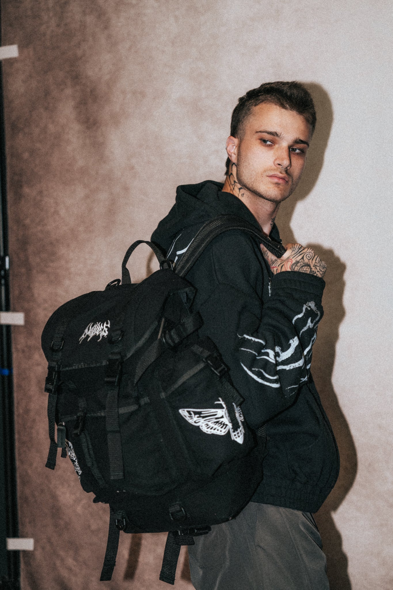 Wolves Hesh Traveler Backpack in Black