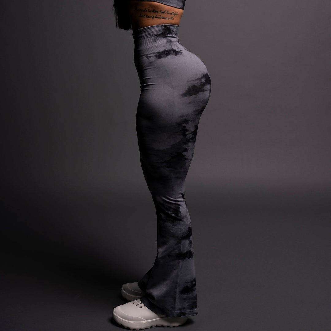 Riders "Everson Seamless" Gracie Flare Scrunch Leggings in Black Ghost Clouds