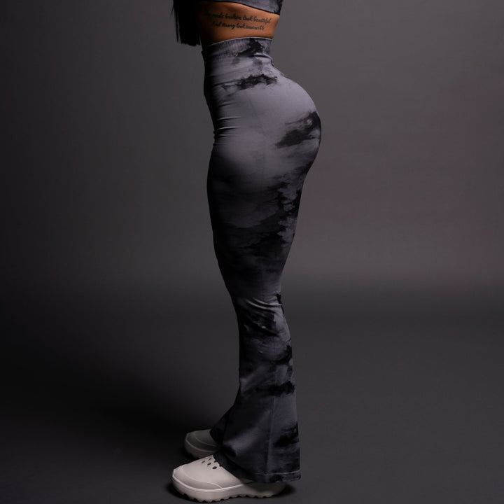 Riders "Everson Seamless" Gracie Flare Scrunch Leggings in Black Ghost Clouds