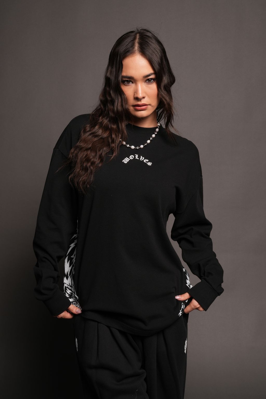 She Wolf Pack Premium Ls Tee In Black